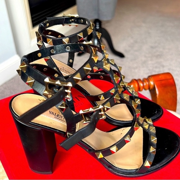 Valentino Garavani | Black Rockstud Ankle Strap Gladiator Sandal - Picture 8 of 10